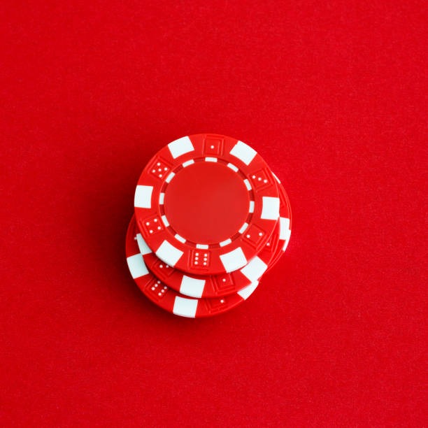 Domino QQ game interface on emaswangi mobile phone screen showing card dealing and player positions